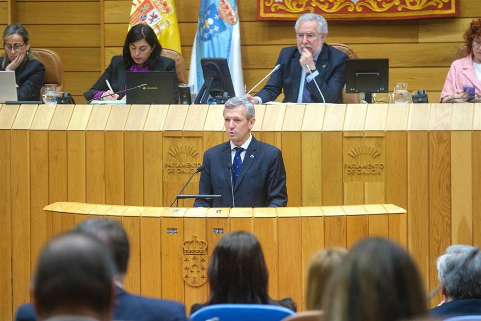 El presidente de la Xunta de Galicia, Alfonso Rueda, interviene durante el debate sobre el Estado de la Autonomía, a 23 de abril de 2025, en Santiago de Compostela, A Coruña, Galicia (España). Nuevas medidas en materia de vivienda y pasos para profundiz