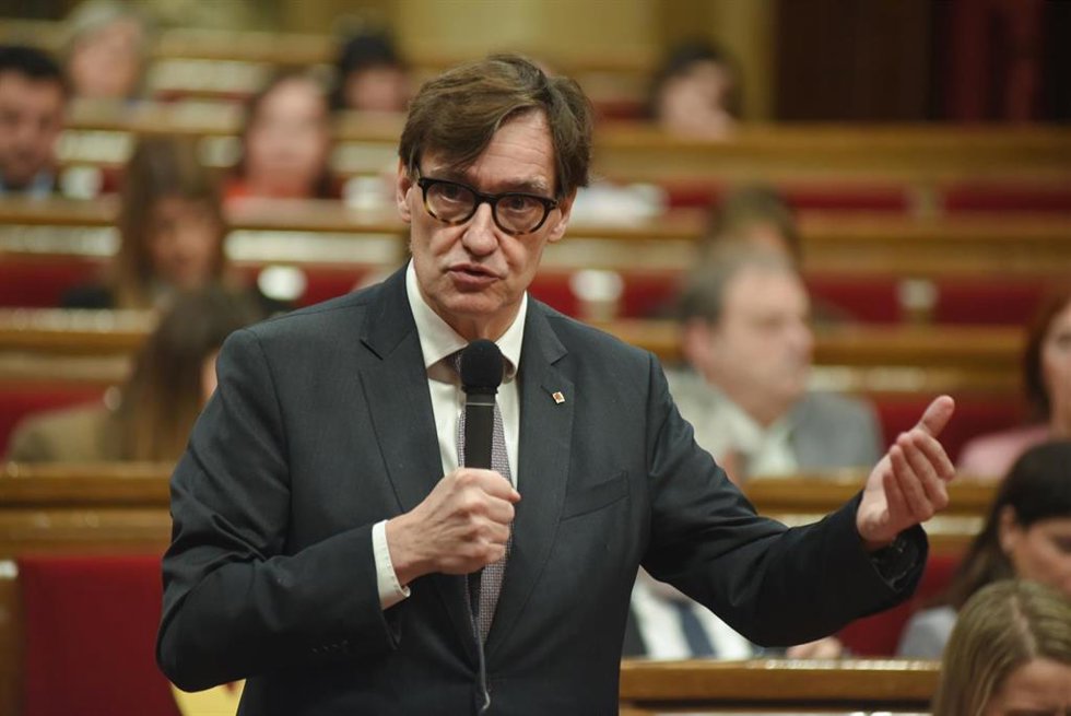 Archivo - El presidente de la Generalitat de Catalunya, Salvador Illa, interviene durante una sesión de control al Govern, en el Parlament, a 12 de marzo de 2025, en Barcelona, Catalunya (España). 