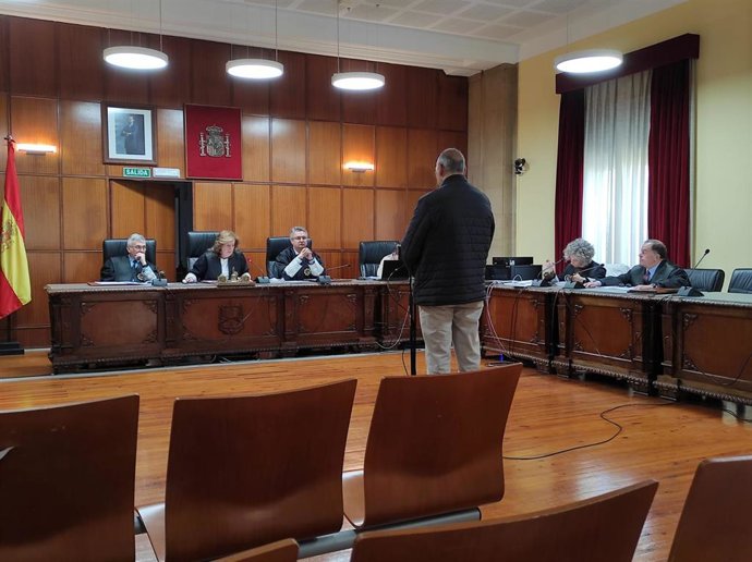 El acusado ante el tribunal que ha sentenciado el caso