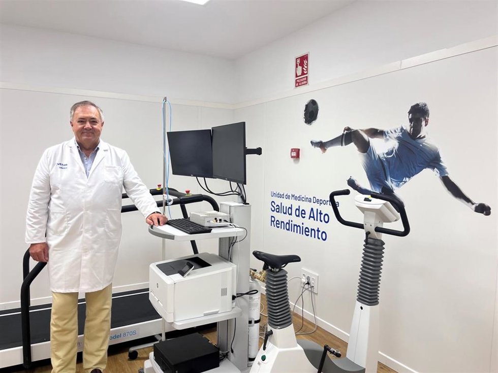 El doctor Antonio Narváez, jefe del servicio de Traumatología y Medicina Deportiva del Hospital Vithas Xanit Internacional, ha subrayado la importancia de esta nueva unidad.