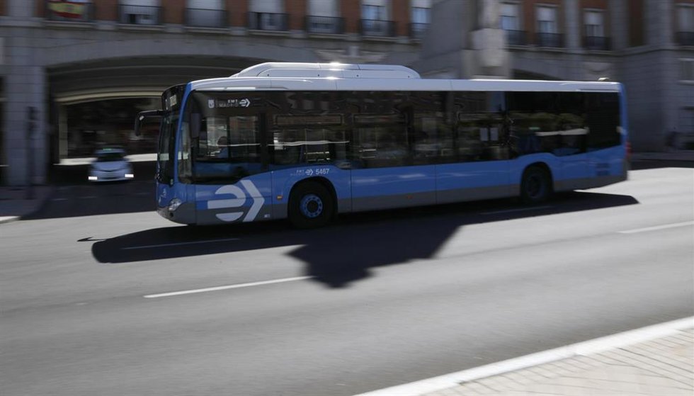 Archivo - Un autobús urbano de la EMT circula por las inmediaciones del intercambiador de Moncloa, en Madrid (España).