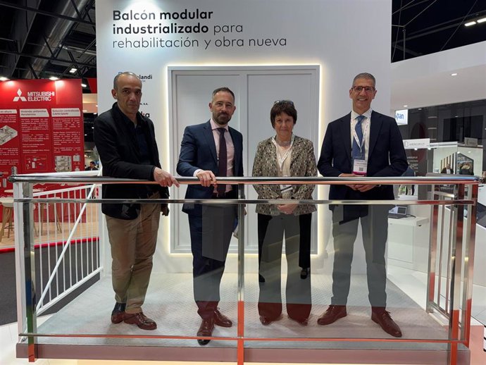 El consejero vasco de Vivienda y Agenda Urbana, Denis Itxaso, junto a otros representantes de la delegación vasca en la feria Rebuild 2025.