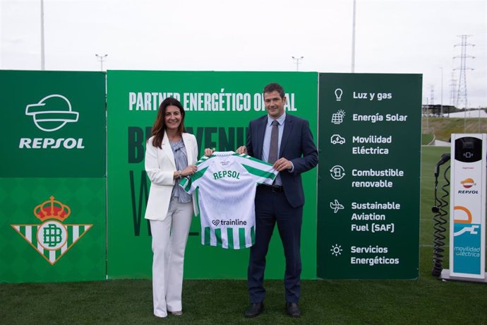 Susana Baños, directora de Ventas B2B de Repsol, y Ramón Alarcón, CEO del Real Betis, en la Ciudad Deportiva Rafael Gordillo