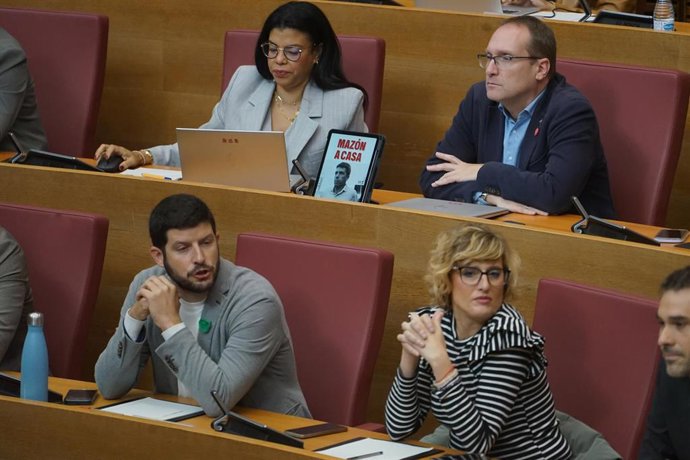 Archivo - En primera fila, los diputados de Compromís, Carlos Esteve y Verònica Ruiz, y, en segunda fila, la diputada del PSOE, Yaissel Sánchez, durante una sesión de control