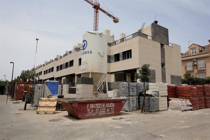 Archivo - Fachadas de viviendas en construcción.