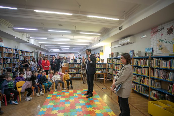 El consejero de Educación, Amador Pastor, en la Biblioteca regional