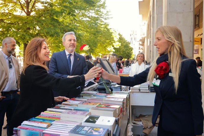 La alcaldesa de Zaragoza, Natalia Chueca, visita a los expositores de paseo Independencia en el Día del Libro.