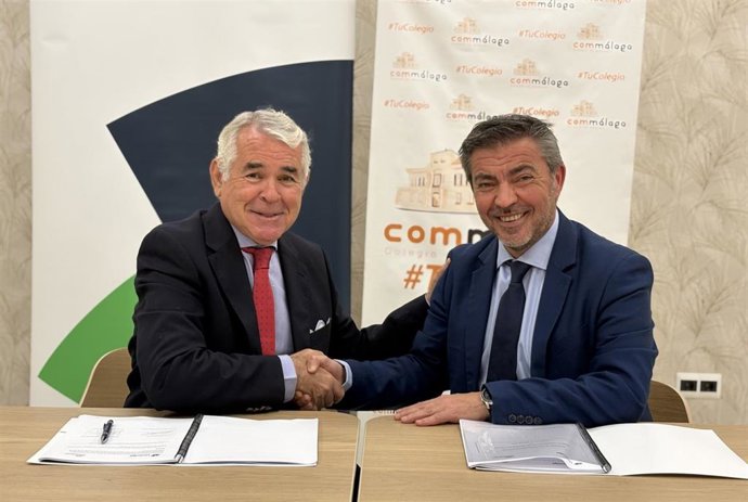 El acuerdo, suscrito por el director territorial de Unicaja en Málaga, Francisco José Reguera, y el presidente del Colegio de Médicos de Málaga, Pedro José Navarro, se suma a otras medidas que la entidad financiera viene ofreciendo a estos profesionales.