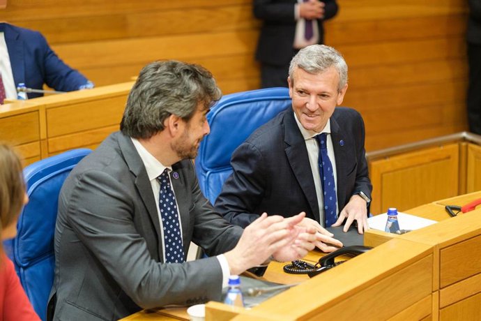 El conselleiro de Presidencia, Justicia y Deportes, Diego Calvo (i), y el presidente de la Xunta de Galicia, Alfonso Rueda (d), durante el debate sobre el Estado de la Autonomía, a 23 de abril de 2025, en Santiago de Compostela, A Coruña, Galicia (España)