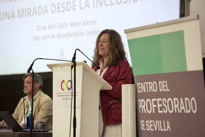 La consejera de Desarrollo Educativo y Formación Profesional, María del Carmen Castillo, inaugura unas jornadas de formación dirigidas a los docentes con la finalidad de mejorar la atención educativa del alumnado con Trastorno del Espectro Autista.