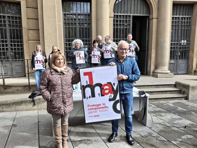 El secretario general de UGT Navarra, Lorenzo Ríos, y la secretaria de Organización de CCOO Navarra, Pilar Arriaga, presentan la manifestación conjunta por el 1º de Mayo.