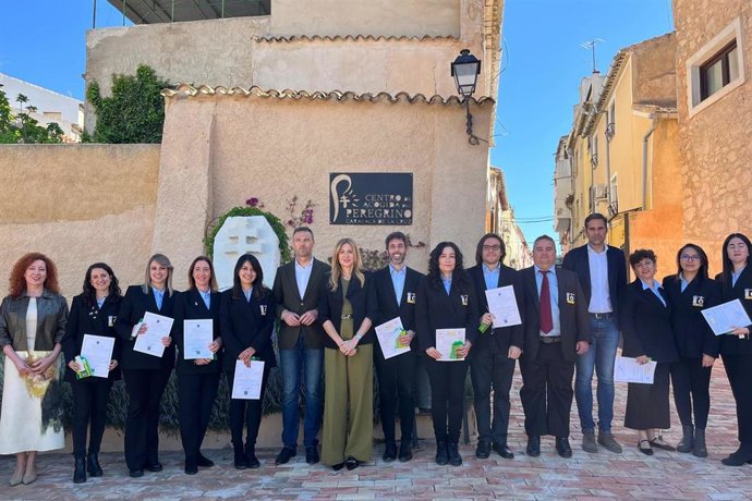 La consejera de Empresa, Empleo y Economía Social, Marisa López Aragón, y el alcalde de Caravaca de la Cruz, José Francisco García, junto con los alumnos que han recibido los diplomas