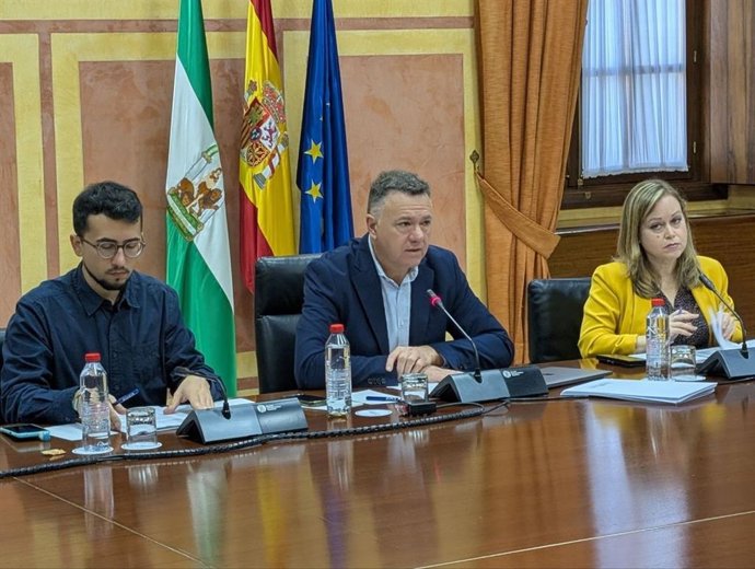 El diputado de Por Andalucía Juan Antonio Delgado, reunido con representantes de organizaciones agrarias. (Foto de archivo).