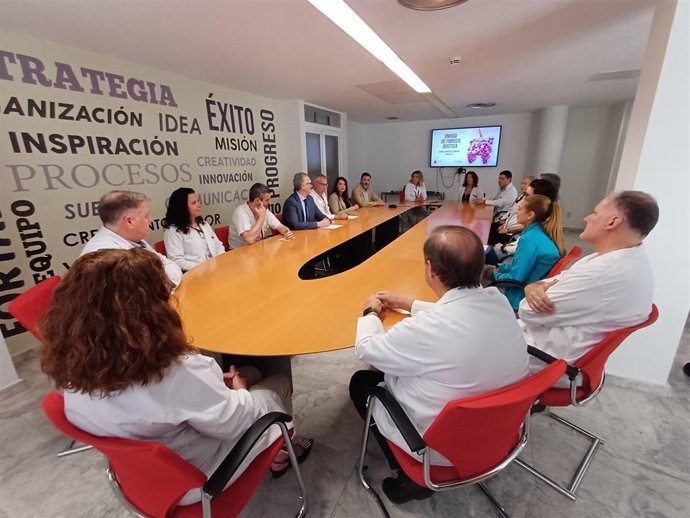 El consejero de Salud, Juan José Pedreño, se reunió hoy con profesionales de la Unidad de Fibrosis Quística del hospital Virgen de la Arrixaca.