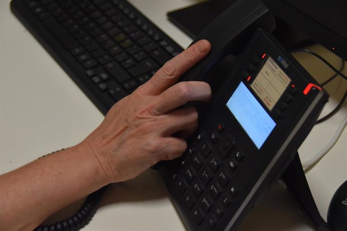 Archivo - Teléfono de la Esperanza de La Rioja