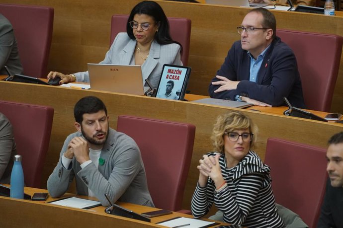 Archivo - Arxiu - En primera fila, els diputats de Compromís, Carlos Esteve i Verònica Ruiz, i, en segona fila, la diputada del PSOE, Yaissel Sánchez, durant una sessió de control