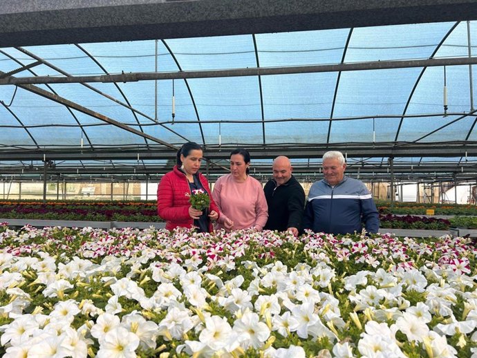 La Diputación de Cáceres comienza la entrega de flores de temporada para embellecer los pueblos