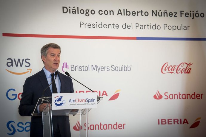 O presidente do PP, Alberto Núñez Feijóo, fala em um café da manhã organizado pela Câmara de Comércio dos EUA na Espanha, em 23 de abril de 2025, em Madri (Espanha).