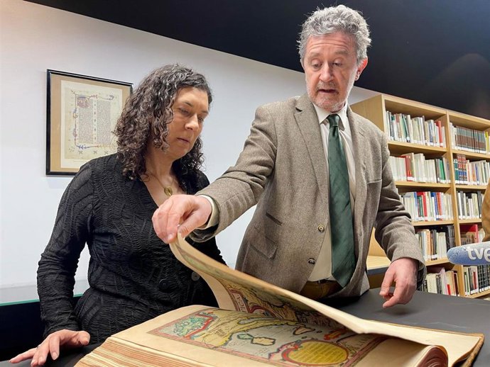 La vicerrectora de Investigación de la Universidad de Oviedo, Irene Díaz, y el director de la Biblioteca, Fausto González, con el atlas.