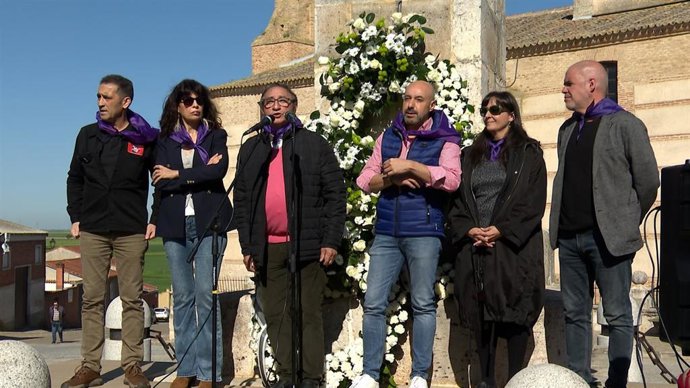 La ministra Ana Redondo (2 i), junto al alcalde Luis Alonso, Vicente Andrés y Óscar Lobo, en la ofrenda en el monolito.