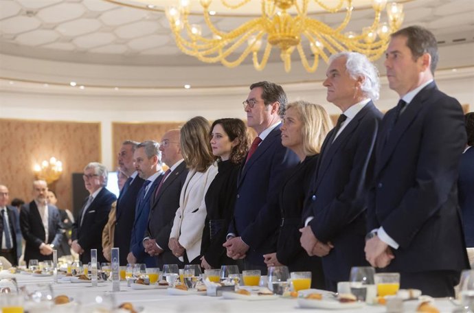 (I-D) La candidata a la Presidencia de Cepyme, Ángela de Miguel; la presidenta de la CAM, Isabel Díaz Ayuso; Antonio Garamendi (CEOE); la consejera de Economía de la CAM, Fátima Matute; Miguel Garrido (CEIM) y Gerardo Cuerva (Cepyme)