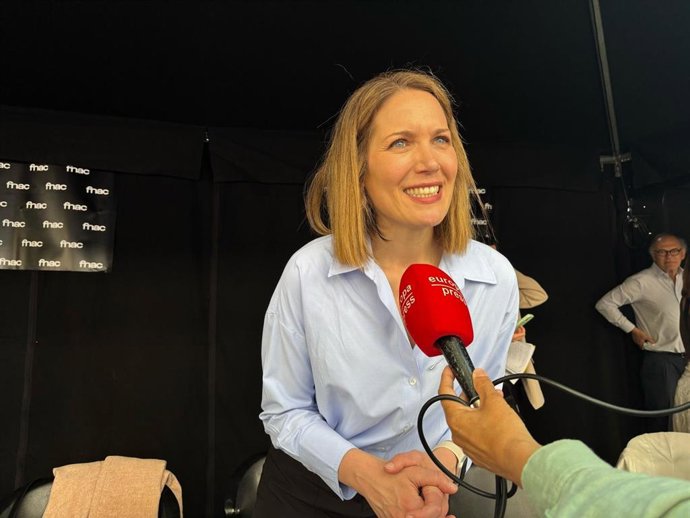 Silva Intxaurrondo durante la firma de su libro 'Solas en el silencio' en la carpa de Fnac de plaza Catalunya de Barcelona por la diada de Sant Jordi.