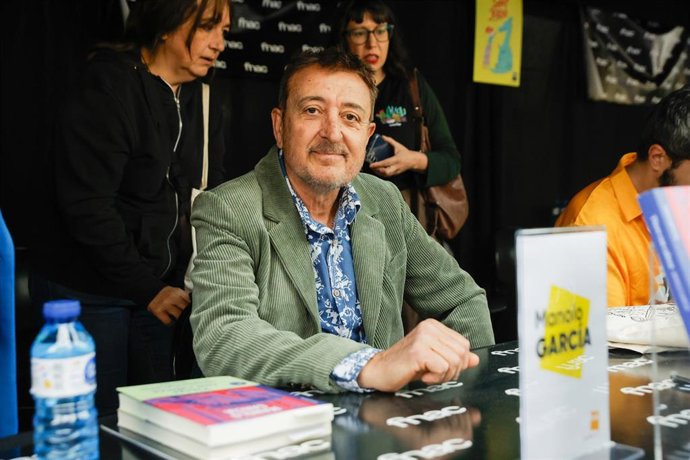 Manolo García firmando libros en Barcelona durante Sant Jordi.
