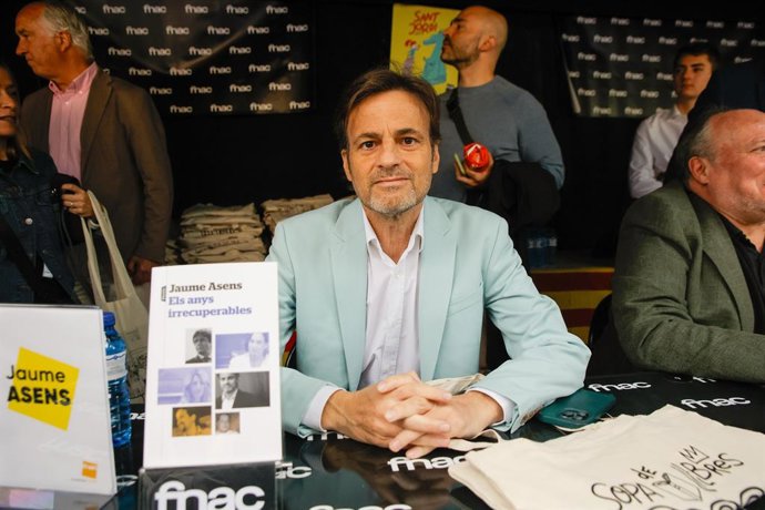 Jaume Asens firmando su libro 'Els anys irrecuperables' en Barcelona por Sant Jordi.