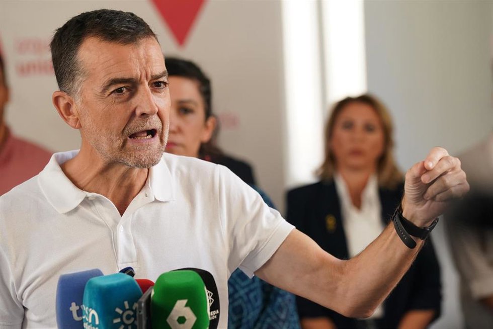 Archivo - El coordinador general de IU, Antonio Maíllo, atiende a los medios de comunicación durante un encuentro con AMPAS de centros educativos públicos de la provincia , a 10 de abril de 2024 en Sevilla (Andalucía, España).