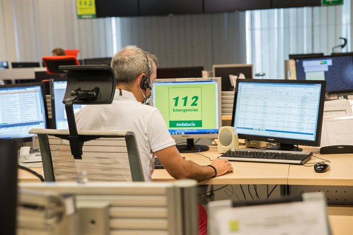 Archivo - Imagen de archivo de un teleoperador del servicio Emergencias 112 Andalucia.