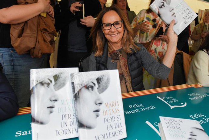 La escritora María Dueñas firma libros en la Diada de Sant Jordi de este 2025.