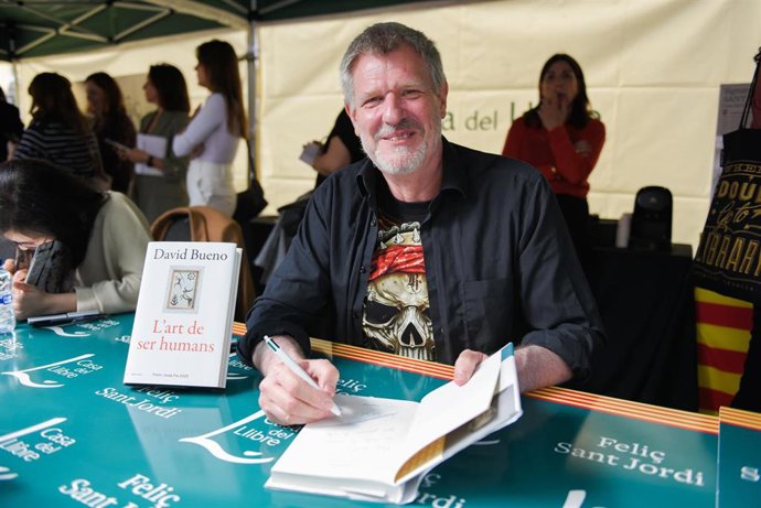 El biólogo y escritor David Bueno firma libros en Barcelona por la Diada de Sant Jordi.