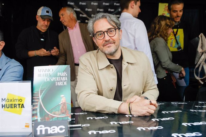 Máximo Huerta firmando libros por Sant Jordi en Barcelona.