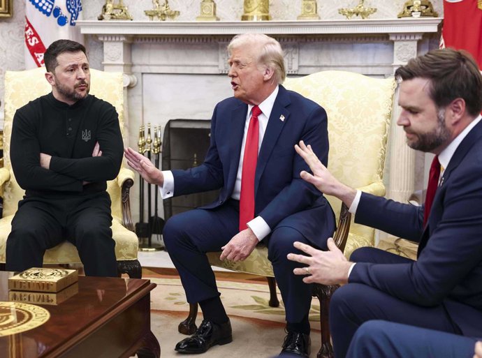 Archivo - Arquivo - 28 de fevereiro de 2025, Washington, Distrito de Columbia, EUA: O presidente ucraniano VOLODYMYR ZELENSKY (E) conversa com o presidente dos EUA DONALD TRUMP (C) e o vice-presidente dos EUA JD VANCE (R) no Salão Oval da Casa Branca. A c