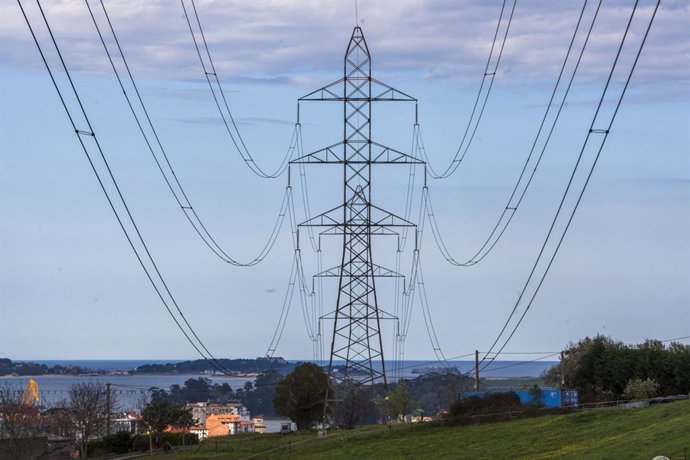 Archivo - Líneas eléctricas en Cantabria