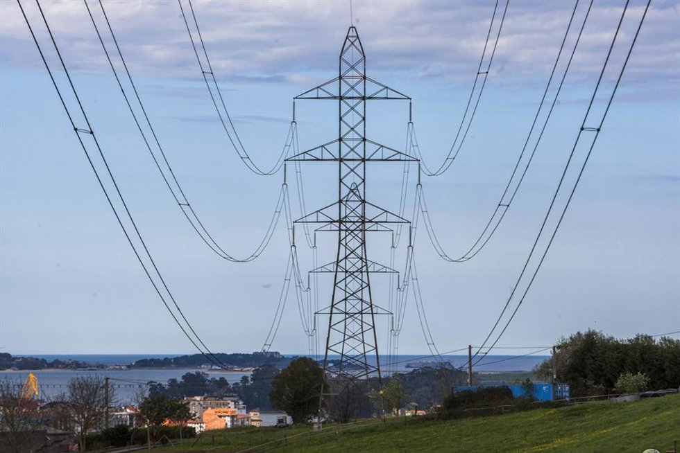 Archivo - Líneas eléctricas en Cantabria