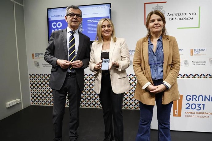 De izquierda a derecha en la imagen, el concejal de Cultura de Granada, Juan Ramón Ferreira, la alcaldesa de la ciudad, Marifrán Carazo, y la directora de Doctor Trece, Susana Aragón