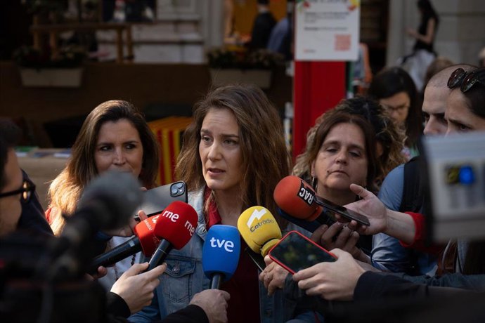 La presidenta del grupo parlamentario dels Comuns, Jéssica Albiach, recorre la Fira de Llibres de Barcelona.