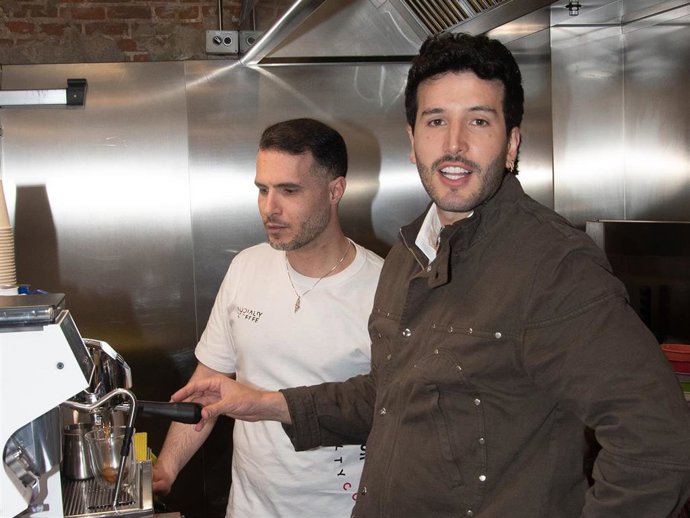 Sebastán Yatra acude a una cafeteria para promocionar su nuevo álbum, 'Milagro'