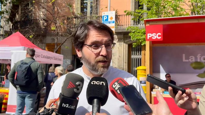 El presidente del grupo del PSC en el Parlament, Ferran Pedret, en una atención a los medios durante la celebración de Sant Jordi en Barcelona