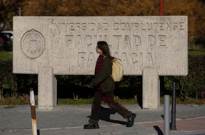 Archivo - Una estudiante junto a la Facultad de Farmacia, en la Universidad Complutense de Madrid.