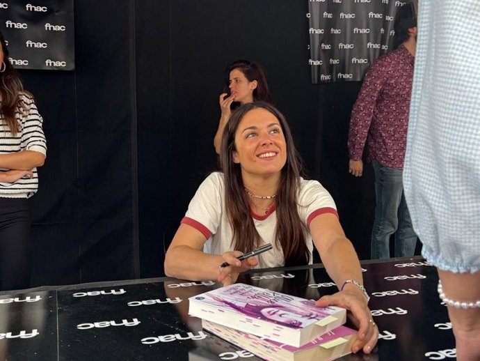 La escritora Alice Kellen firma libros en Barcelona por la Diada de Sant Jordi.