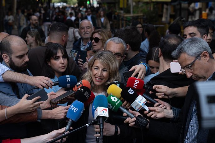A Segunda Vice-Presidente e Ministra do Trabalho, Yolanda Díaz, faz declarações à mídia e visita a Fira de Llibres de Barcelona, em 23 de abril de 2025, em Barcelona, Catalunha (Espanha). Barcelona está mais uma vez vivenciando uma nova Diada de Sant Jord