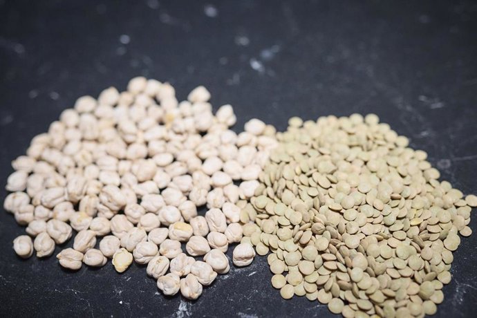 Archivo - Garbanzos y lentejas, a 20 de julio de 2024, 