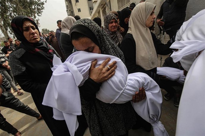 Palestinos durante el funeral de varias personas muertas en un ataque de Israel contra una escuela que acogía a refugiados en la ciudad de Gaza, situada en el norte de la Franja