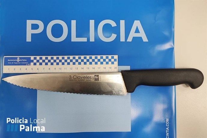 Cuchuillo con el que el hombre amenazó a los moradores.
