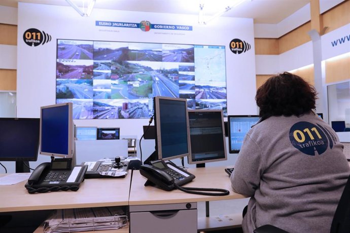 Archivo - Personal del departamento de Tráfico de Euskadi.