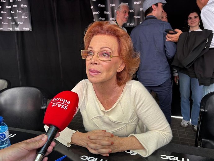 La cantante y escritora Paloma San Basilio firma libros en Barcelona por la Diada de Sant Jordi.