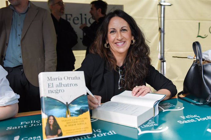 L'escriptora María Oruña signant llibres a la diada de Sant Jordi d'aquest 2025