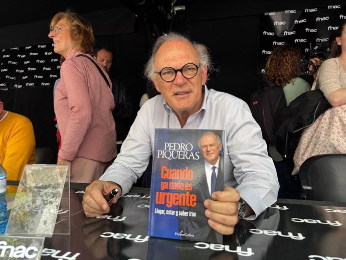 El periodista y escritor Pedro Piqueras firma libros en Barcelona por la Diada de Sant Jordi.